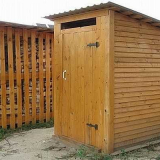 Jak se zbavit zápachu na venkovské toaletě pomocí průmyslových a lidových prostředků